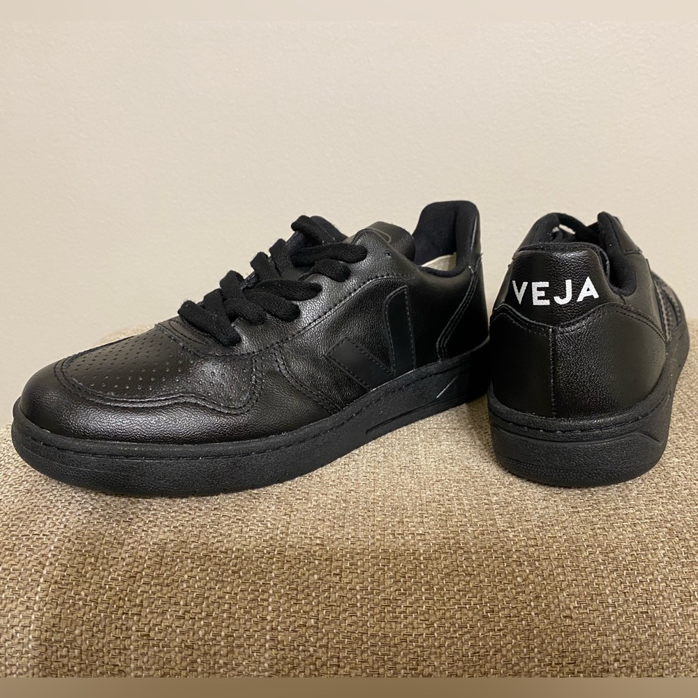 VEJA V-10  MADE IN BRAZIL VEGAN ALL BLACK 2.0 - Picture 8 of 16